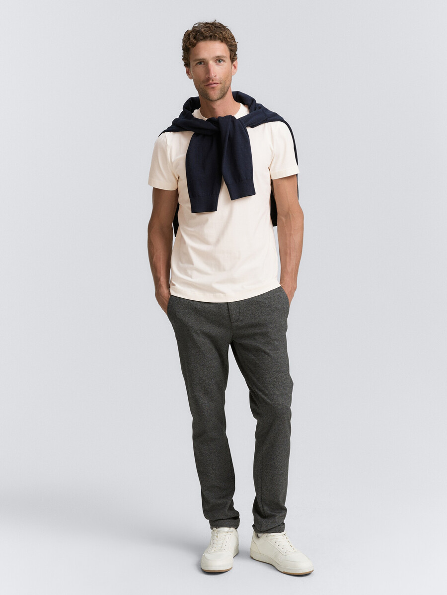 schmal geschnittenes t-shirt mit stretchanteil
