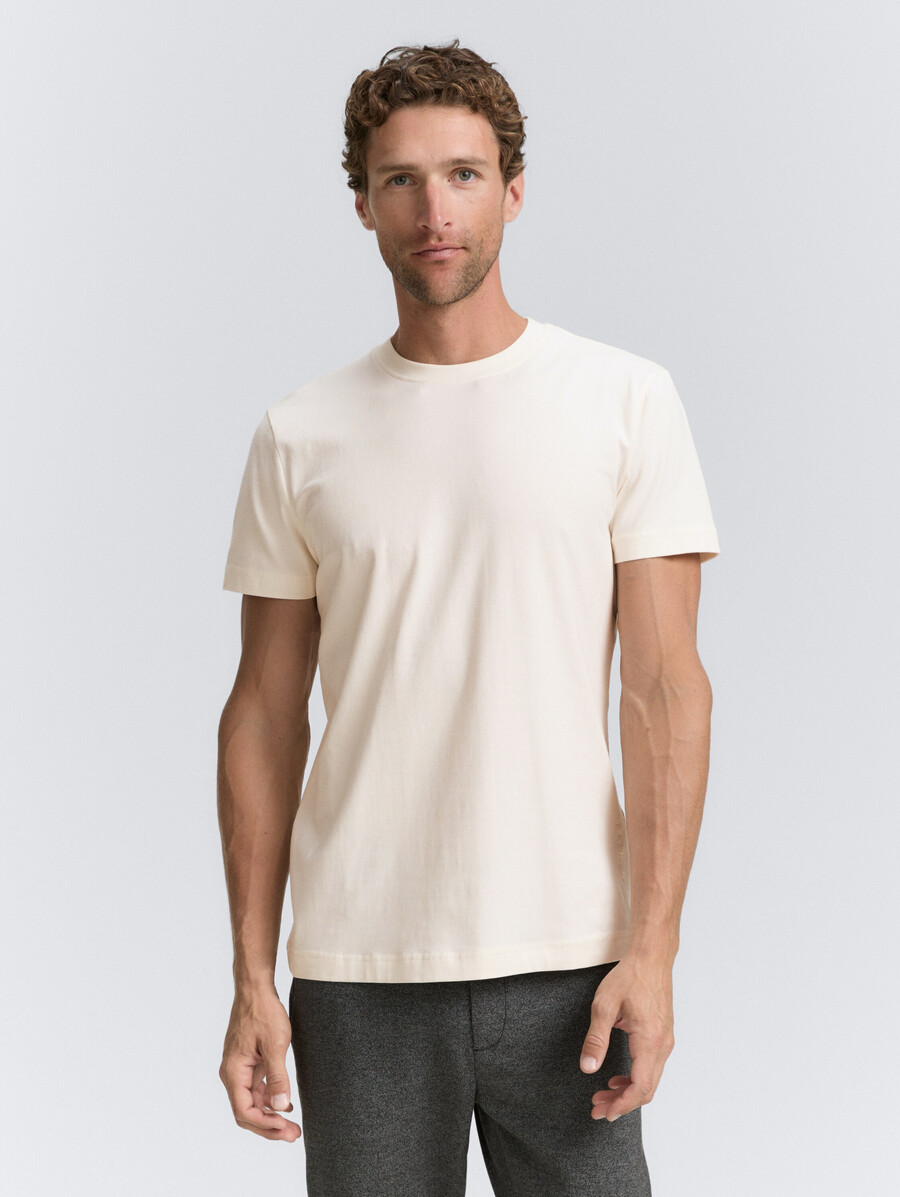 schmal geschnittenes t-shirt mit stretchanteil