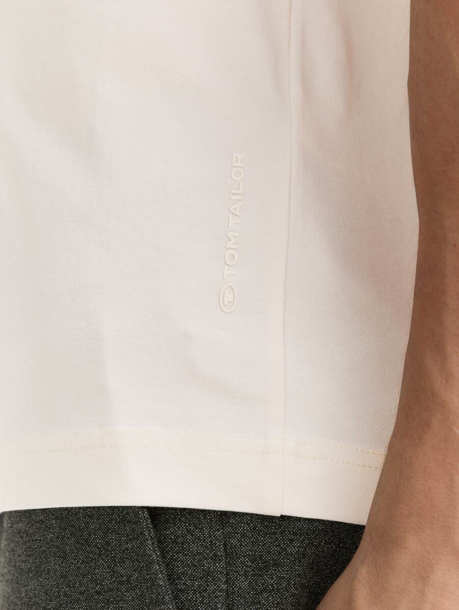 schmal geschnittenes t-shirt mit stretchanteil