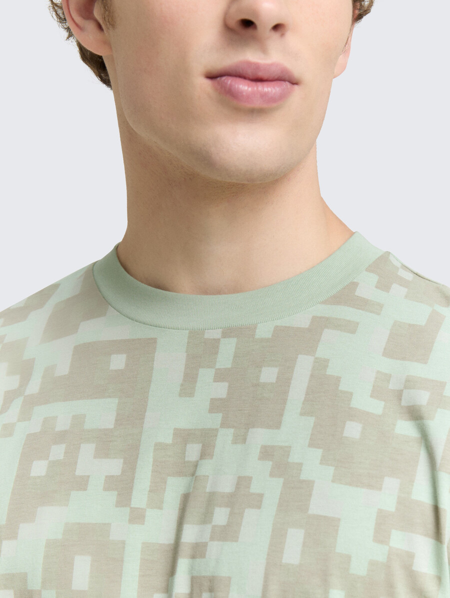lässiges t-shirt mit muster