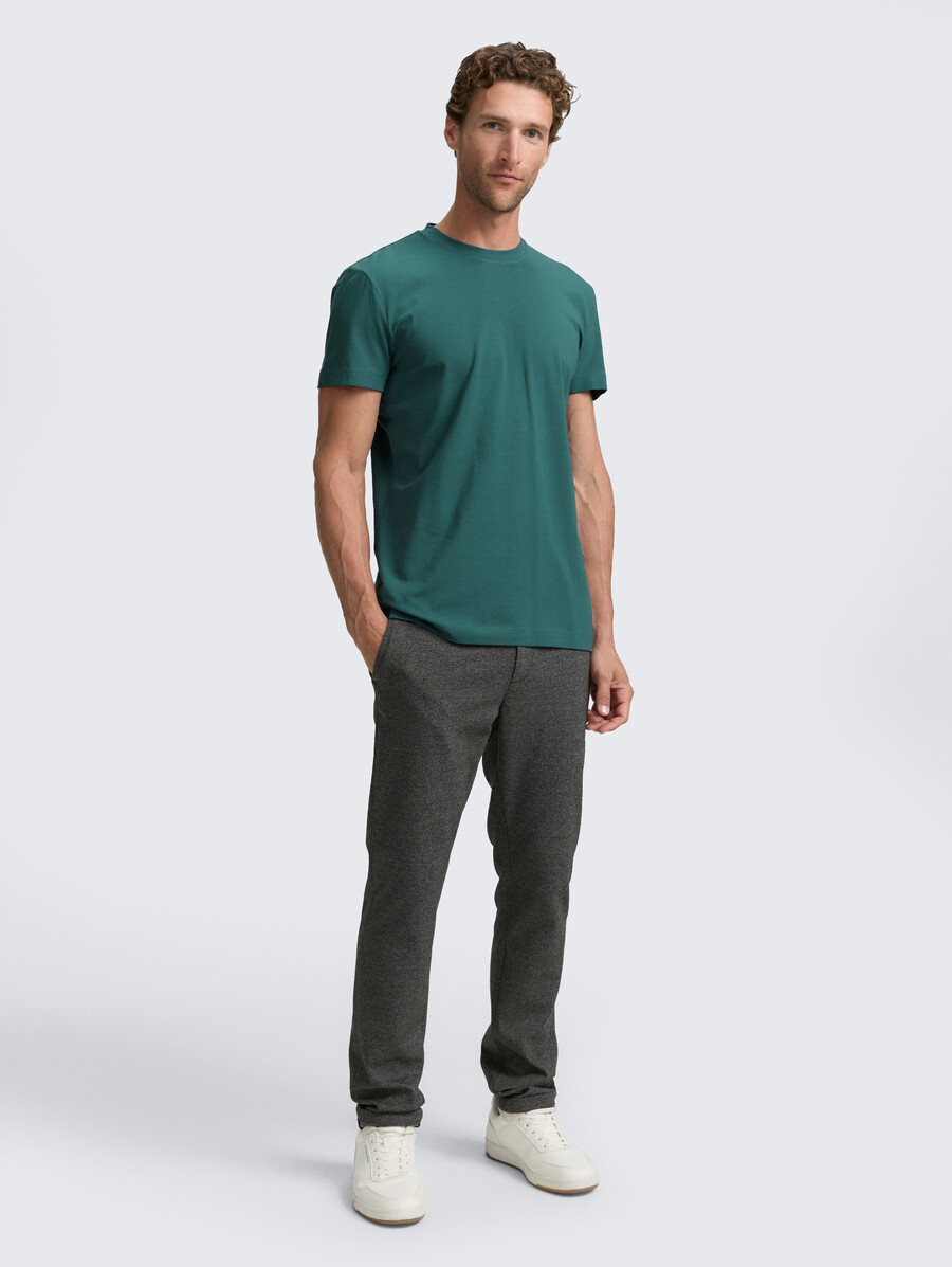 schmal geschnittenes t-shirt mit stretchanteil