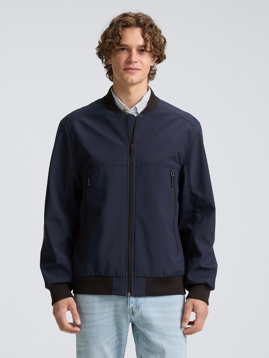 softshelljacke im bomberstil