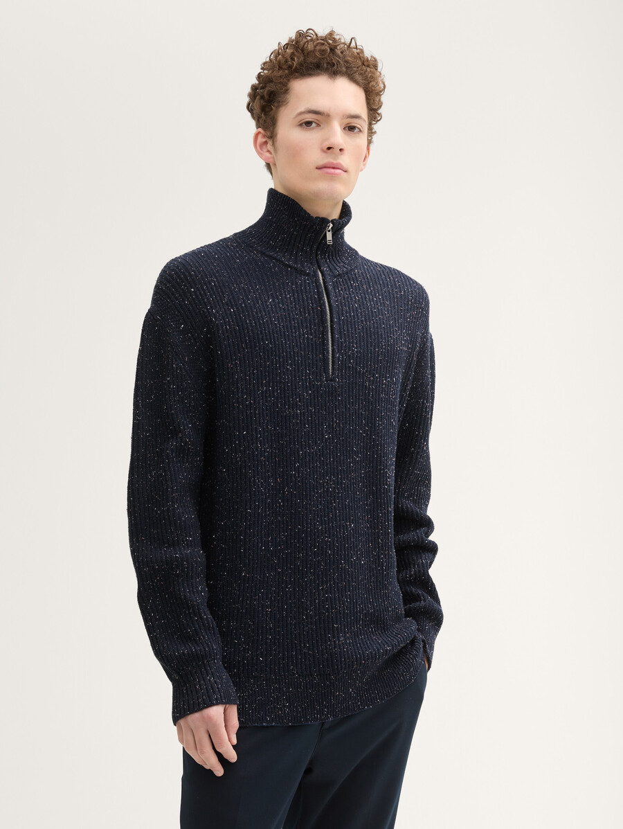 gestrickter pullover mit reißverschlusskragen aus noppengarn