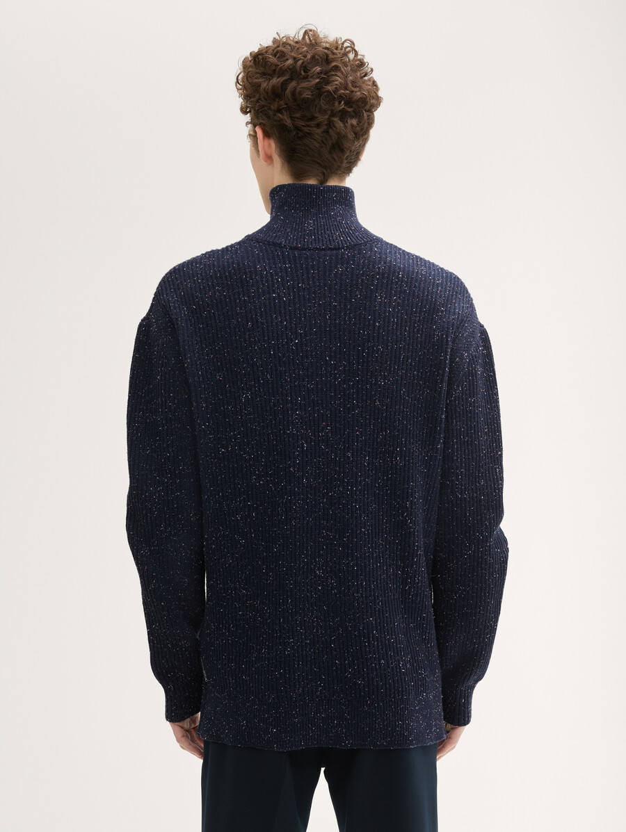 gestrickter pullover mit reißverschlusskragen aus noppengarn