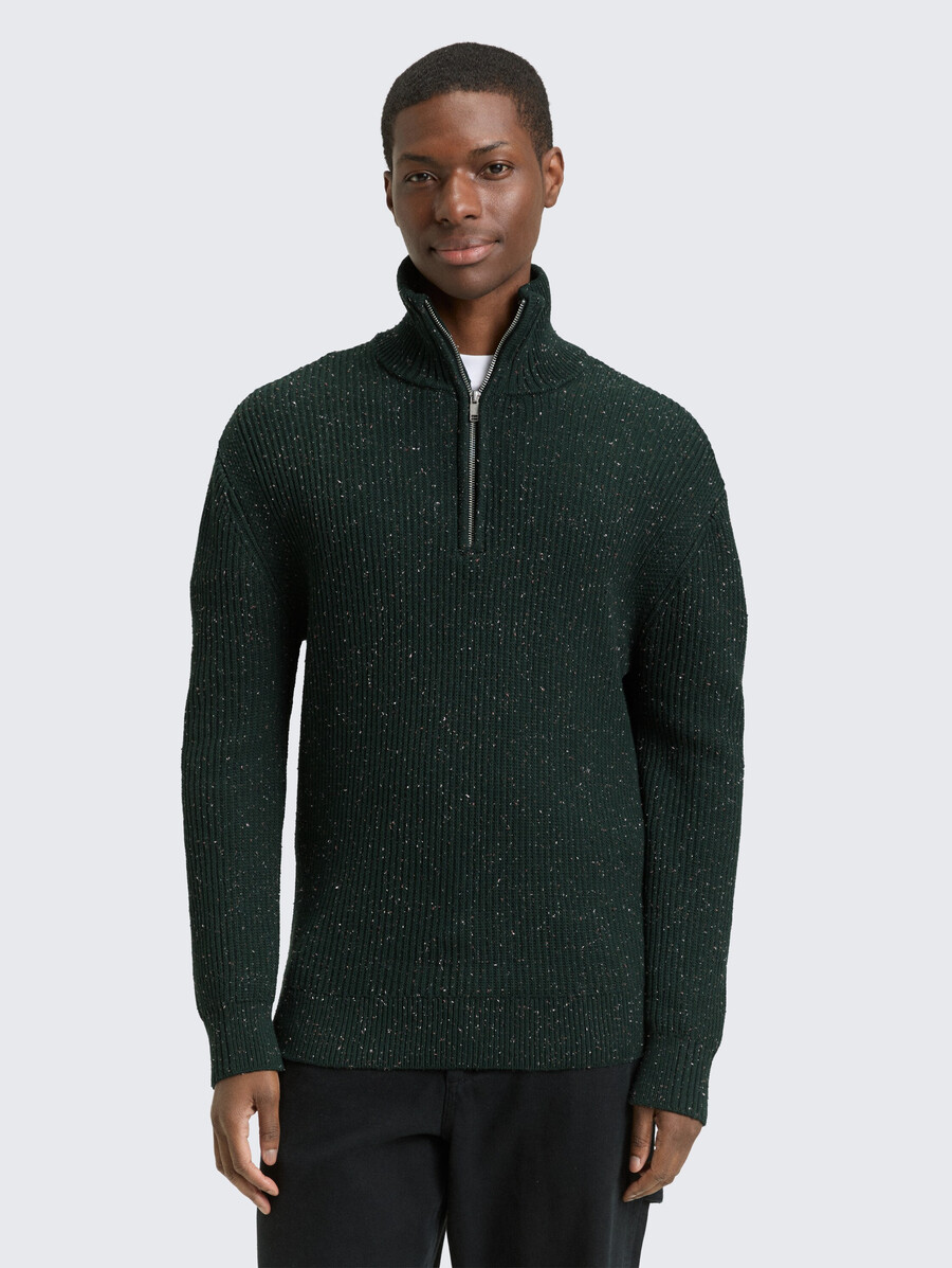 gestrickter pullover mit reißverschlusskragen aus noppengarn
