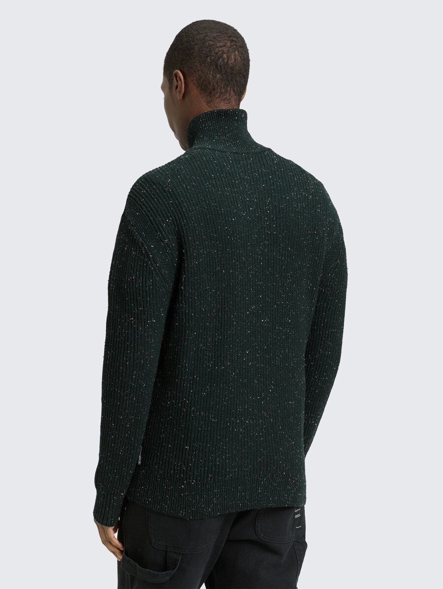 gestrickter pullover mit reißverschlusskragen aus noppengarn