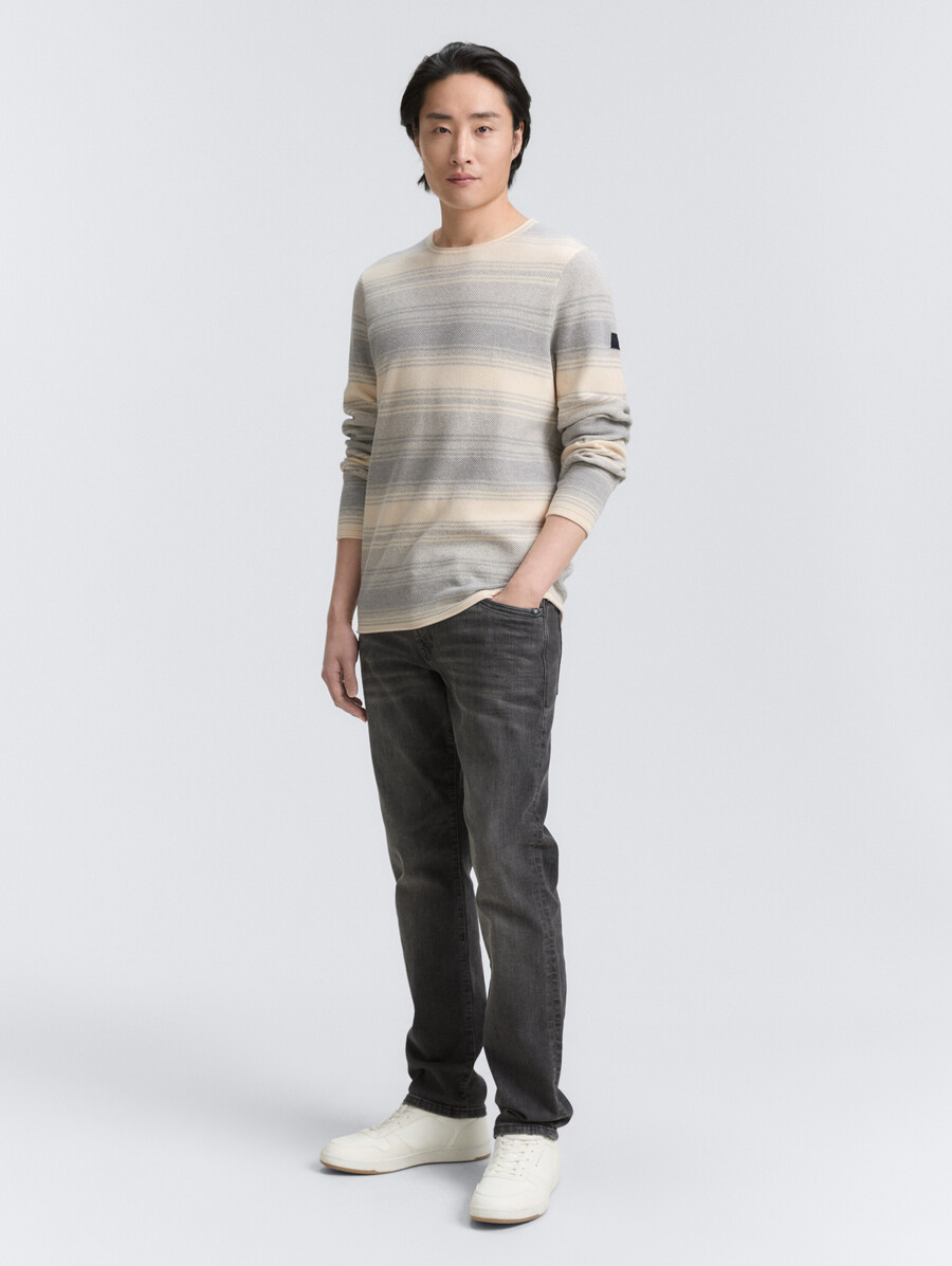 gestrickter pullover mit streifenmuster