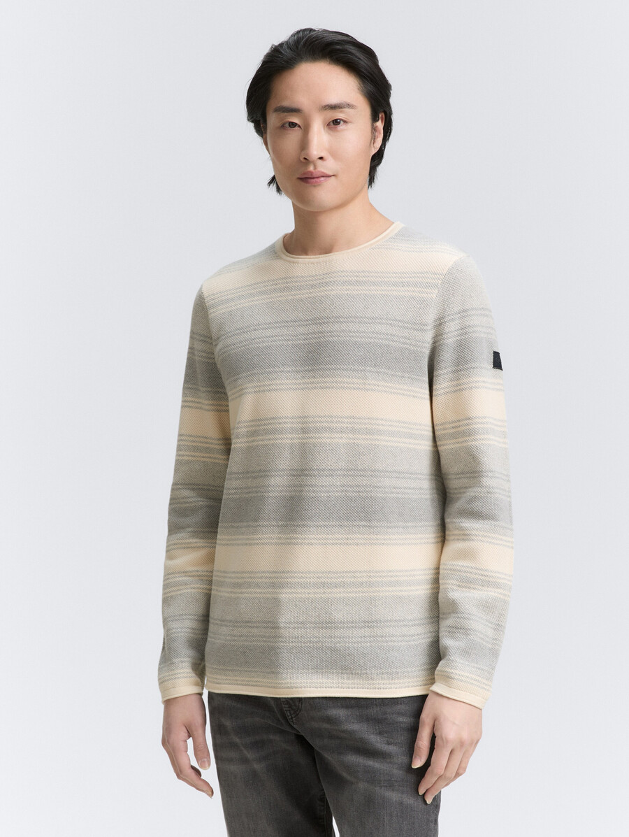 gestrickter pullover mit streifenmuster