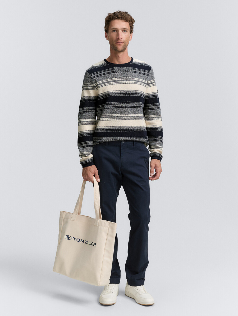 gestrickter pullover mit streifenmuster