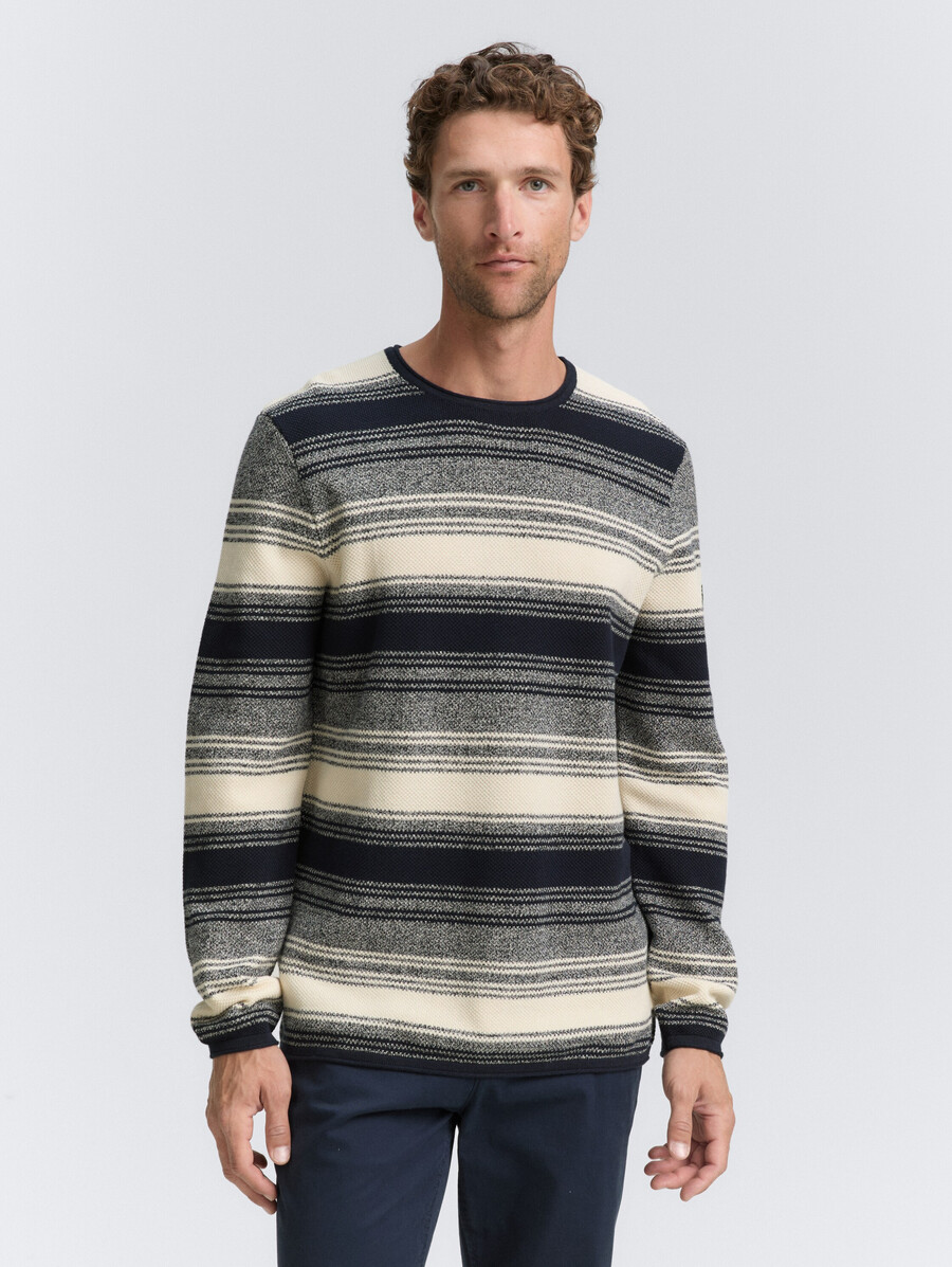 gestrickter pullover mit streifenmuster