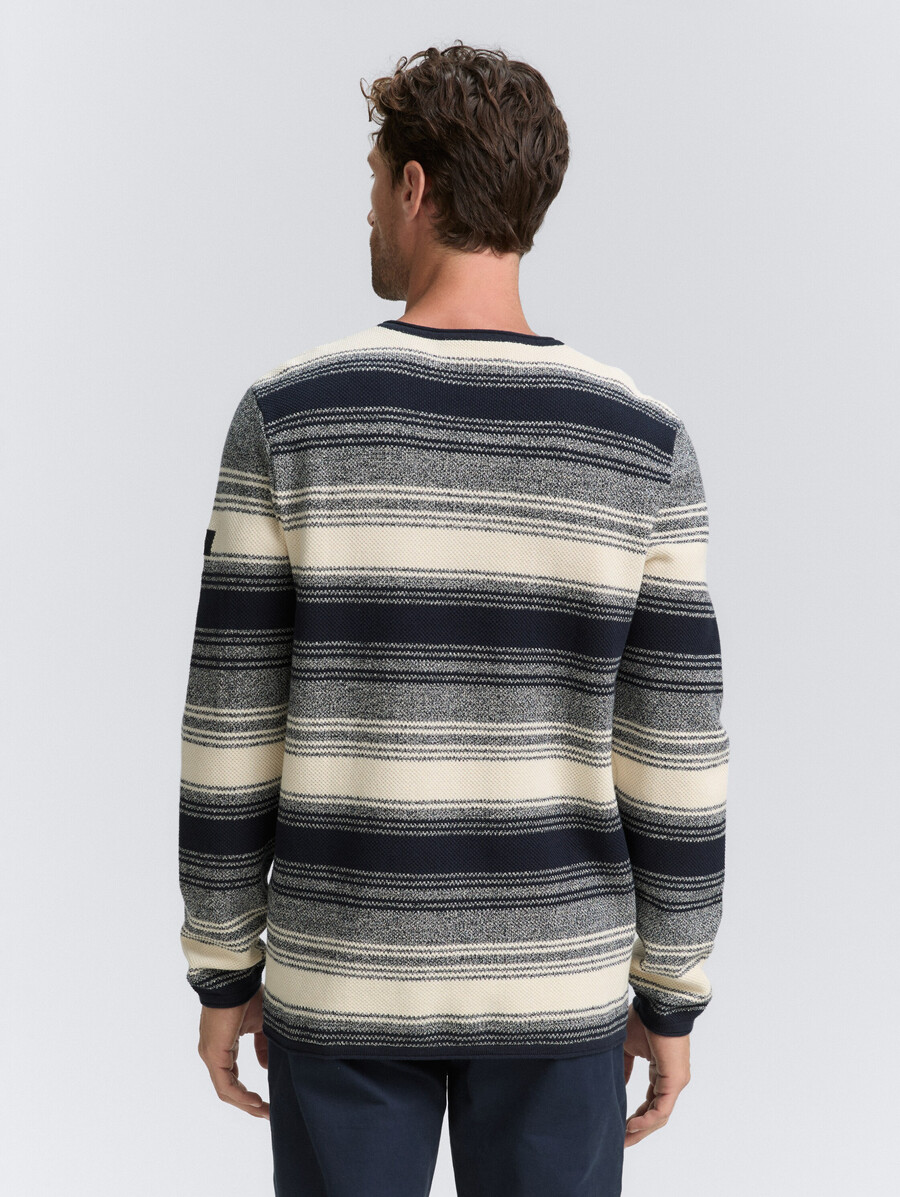 gestrickter pullover mit streifenmuster