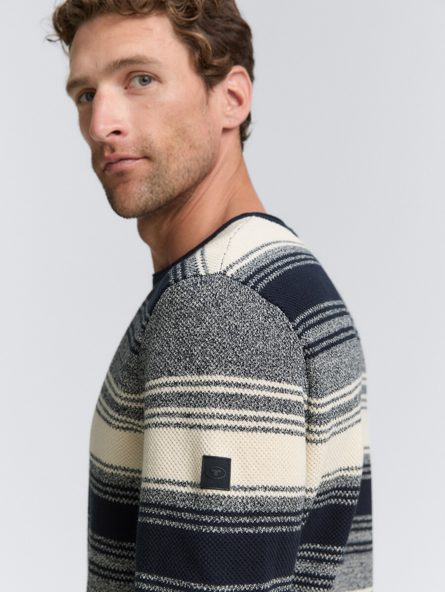 gestrickter pullover mit streifenmuster