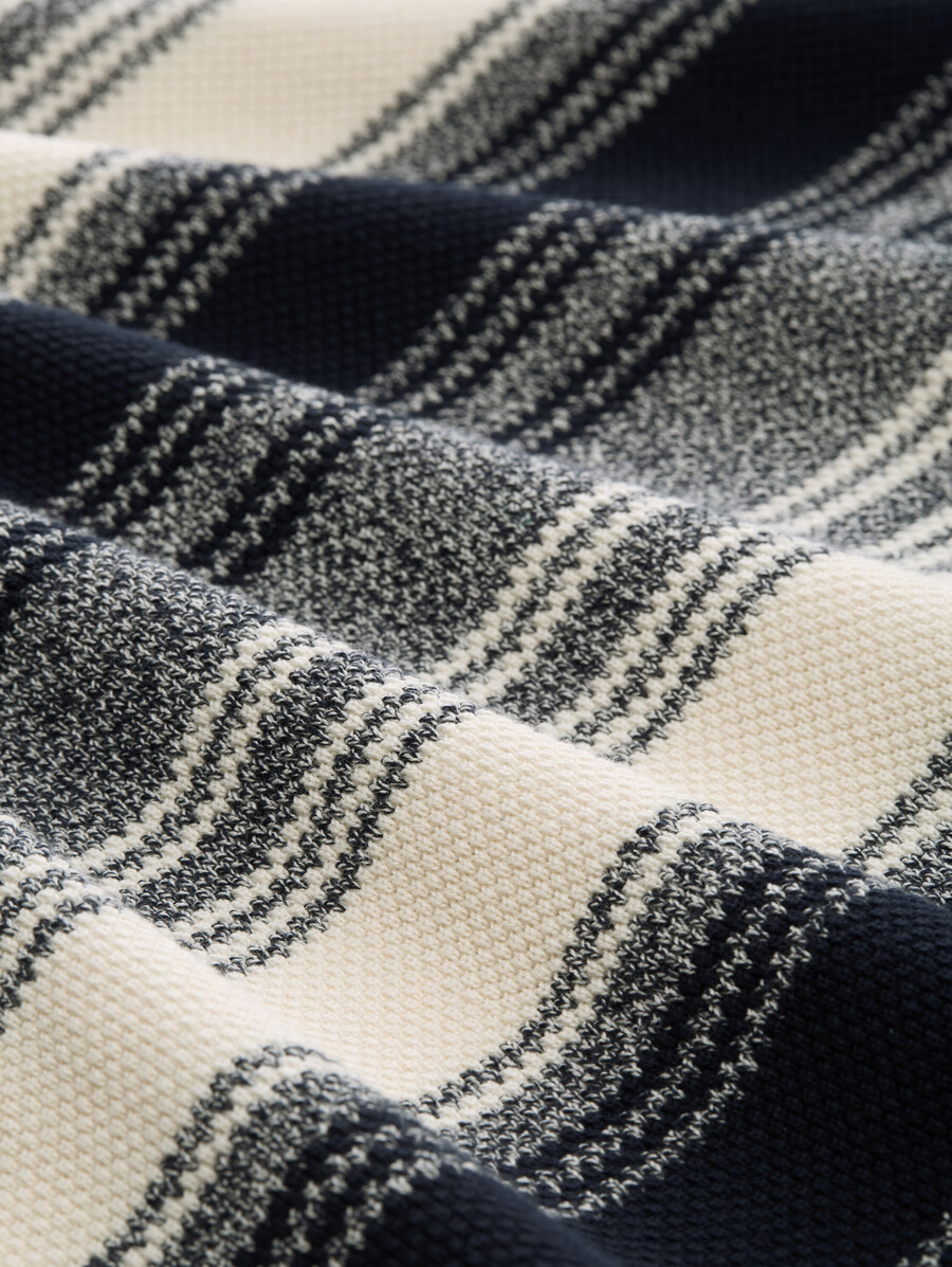gestrickter pullover mit streifenmuster