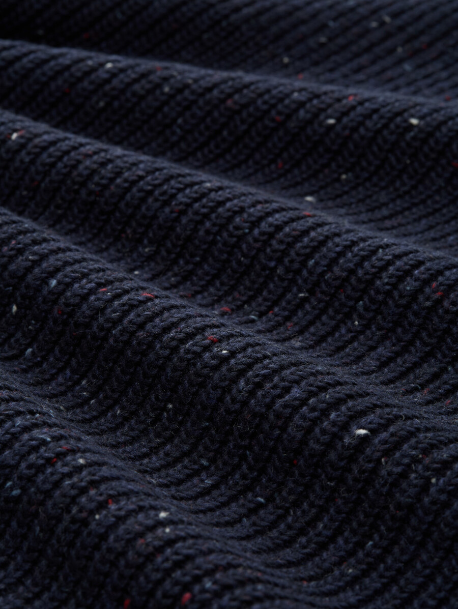 strickpullover mit verschiedenen texturen