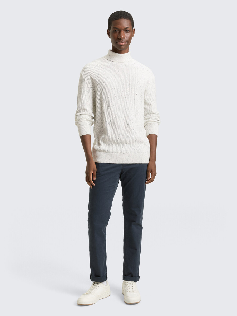 rollkragenpullover aus noppengarn