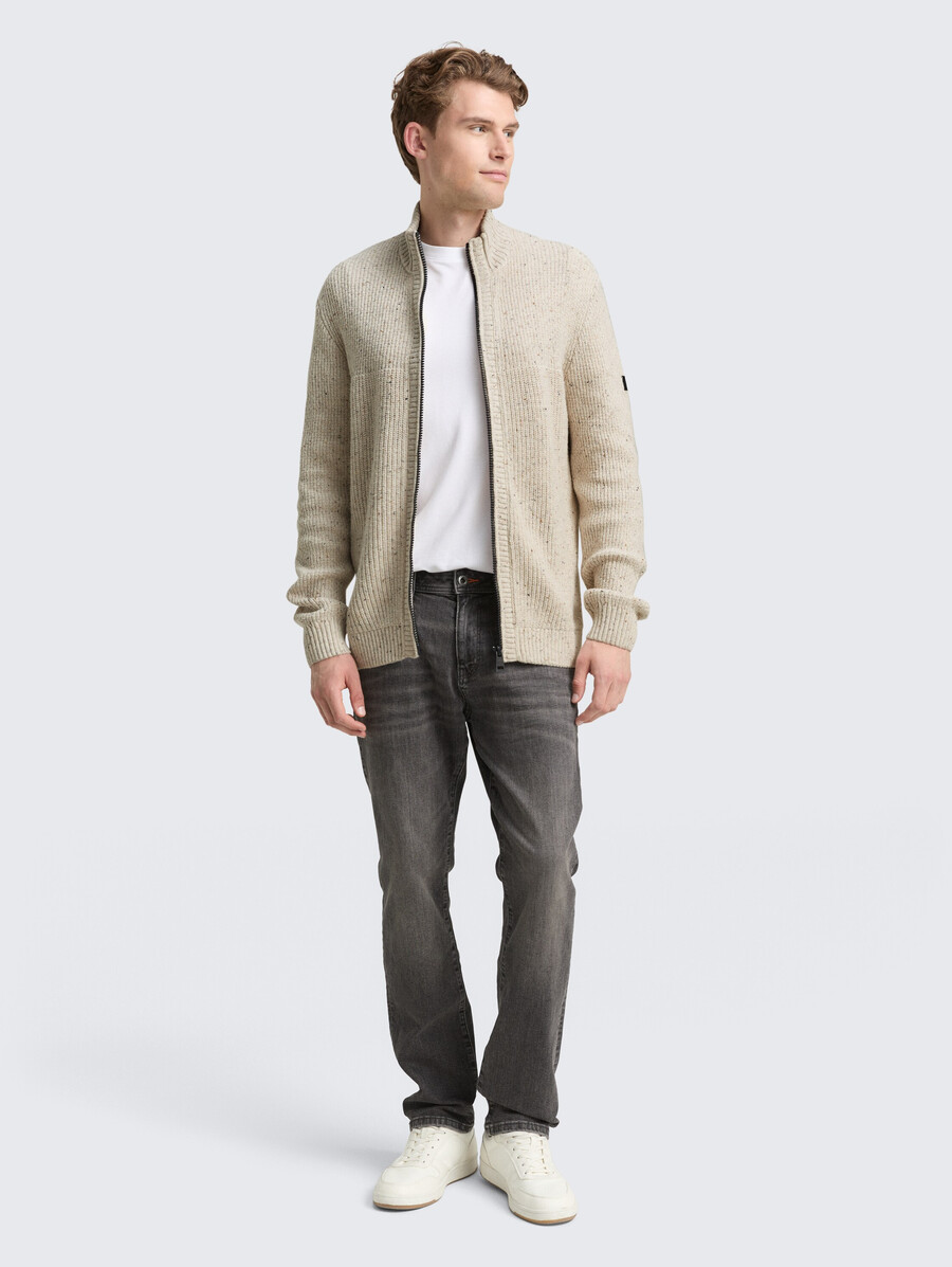 strickjacke mit verschiedenen texturen