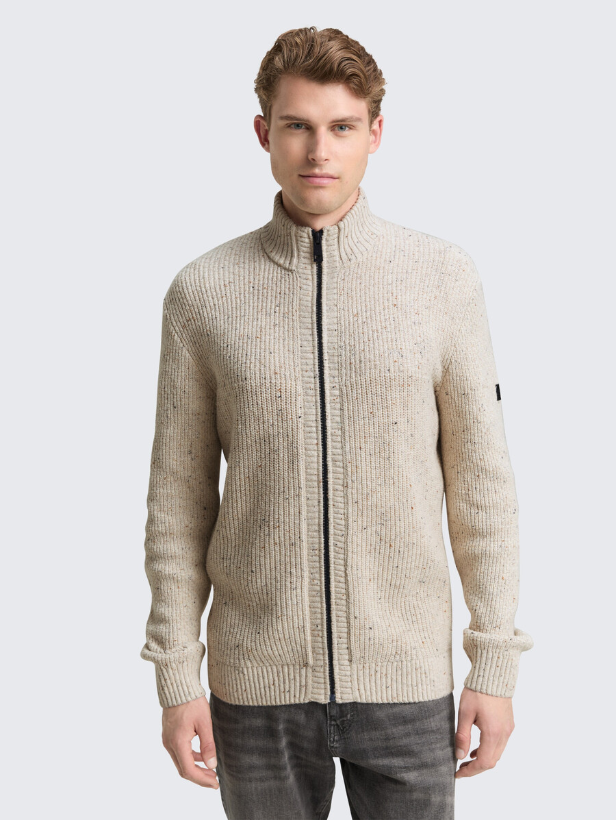 strickjacke mit verschiedenen texturen