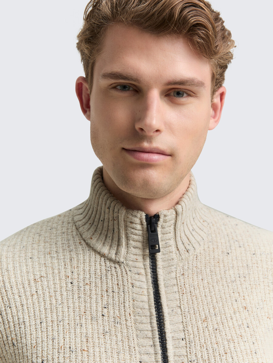 strickjacke mit verschiedenen texturen