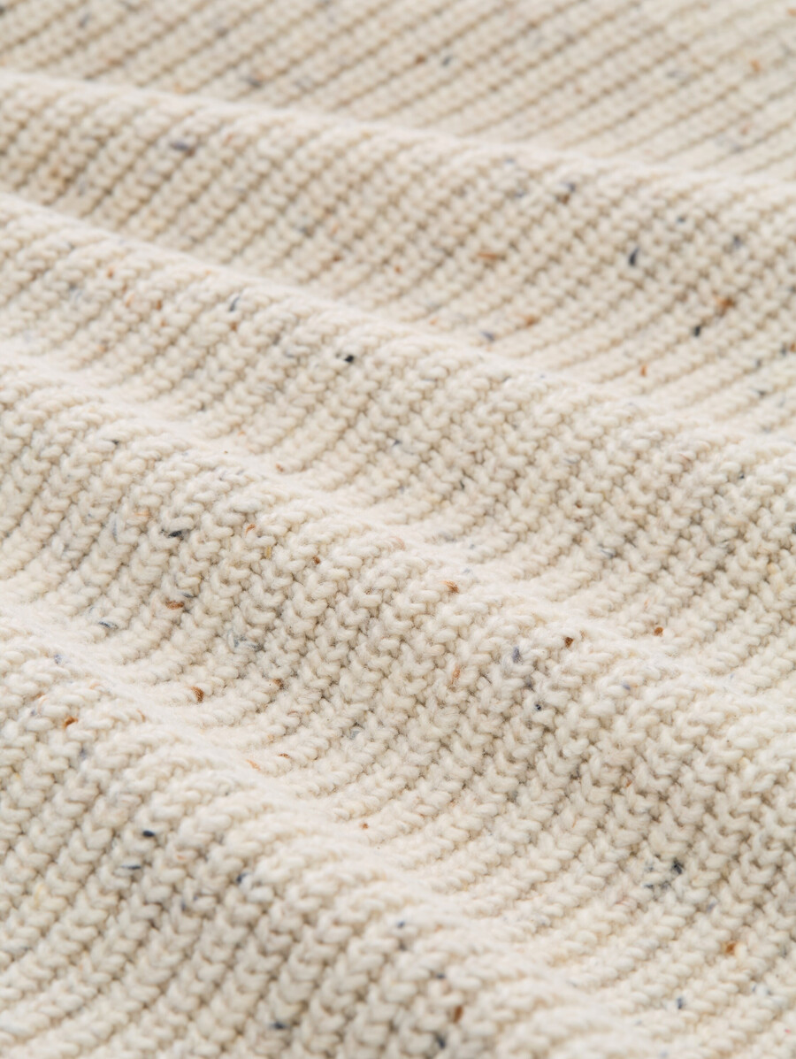 strickjacke mit verschiedenen texturen