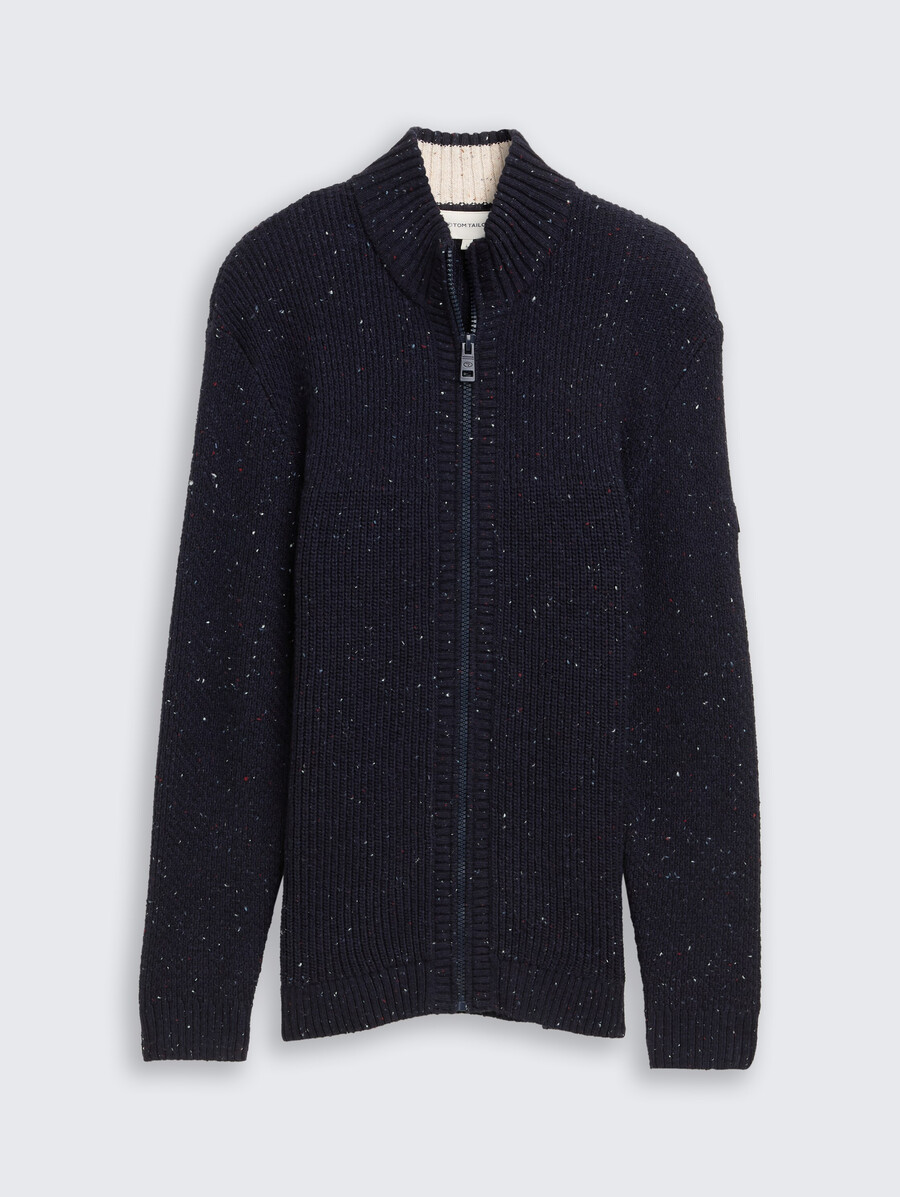 strickjacke mit verschiedenen texturen
