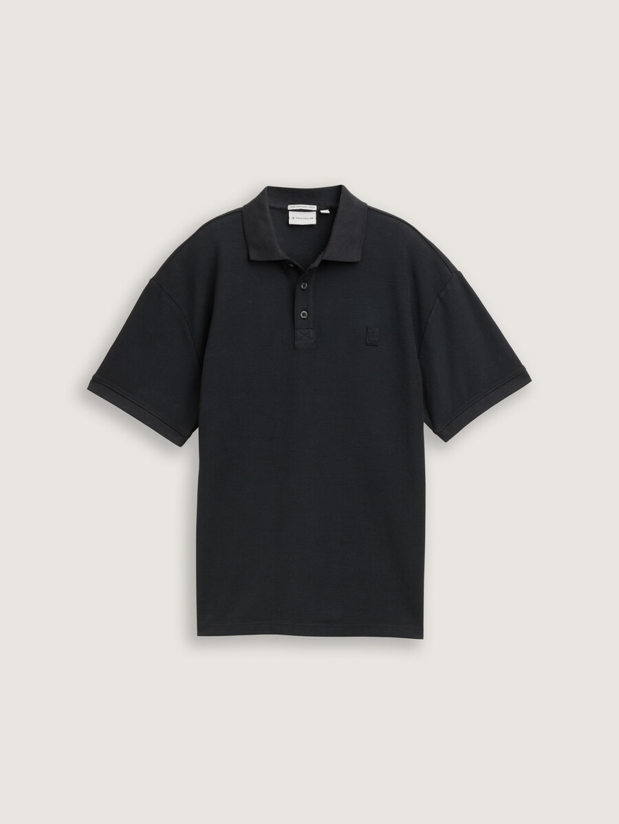 Übergroßes poloshirt mit logo-aufnäher