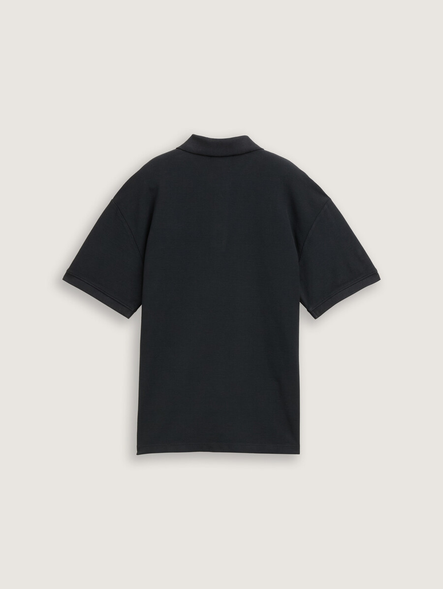 Übergroßes poloshirt mit logo-aufnäher