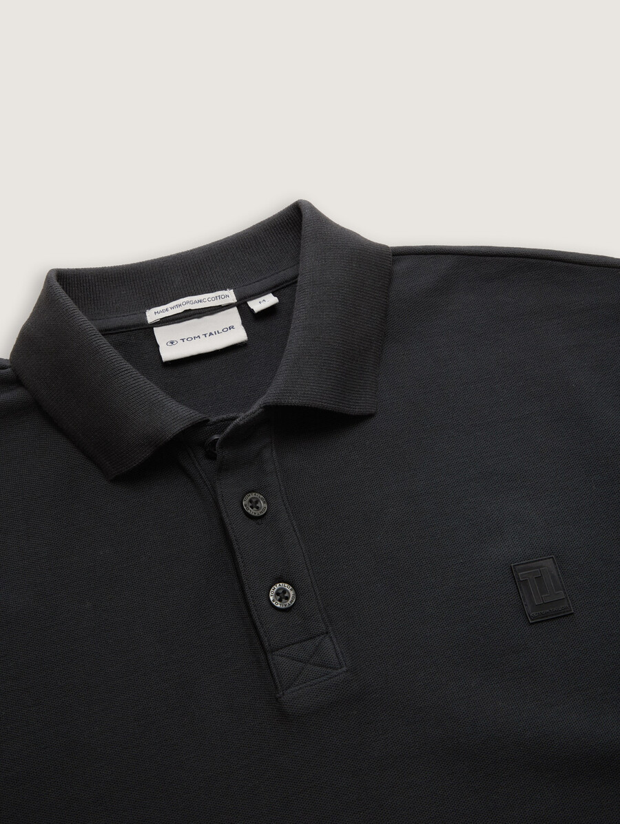 Übergroßes poloshirt mit logo-aufnäher