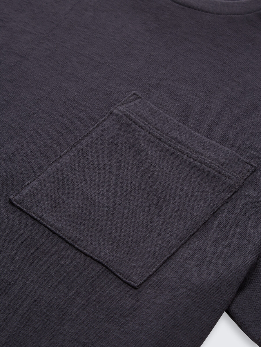 Übergroßes t-shirt mit brusttasche