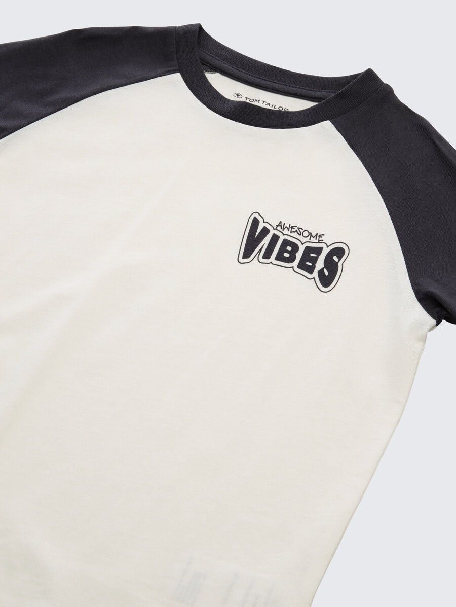 raglan-t-shirt mit aufdruck