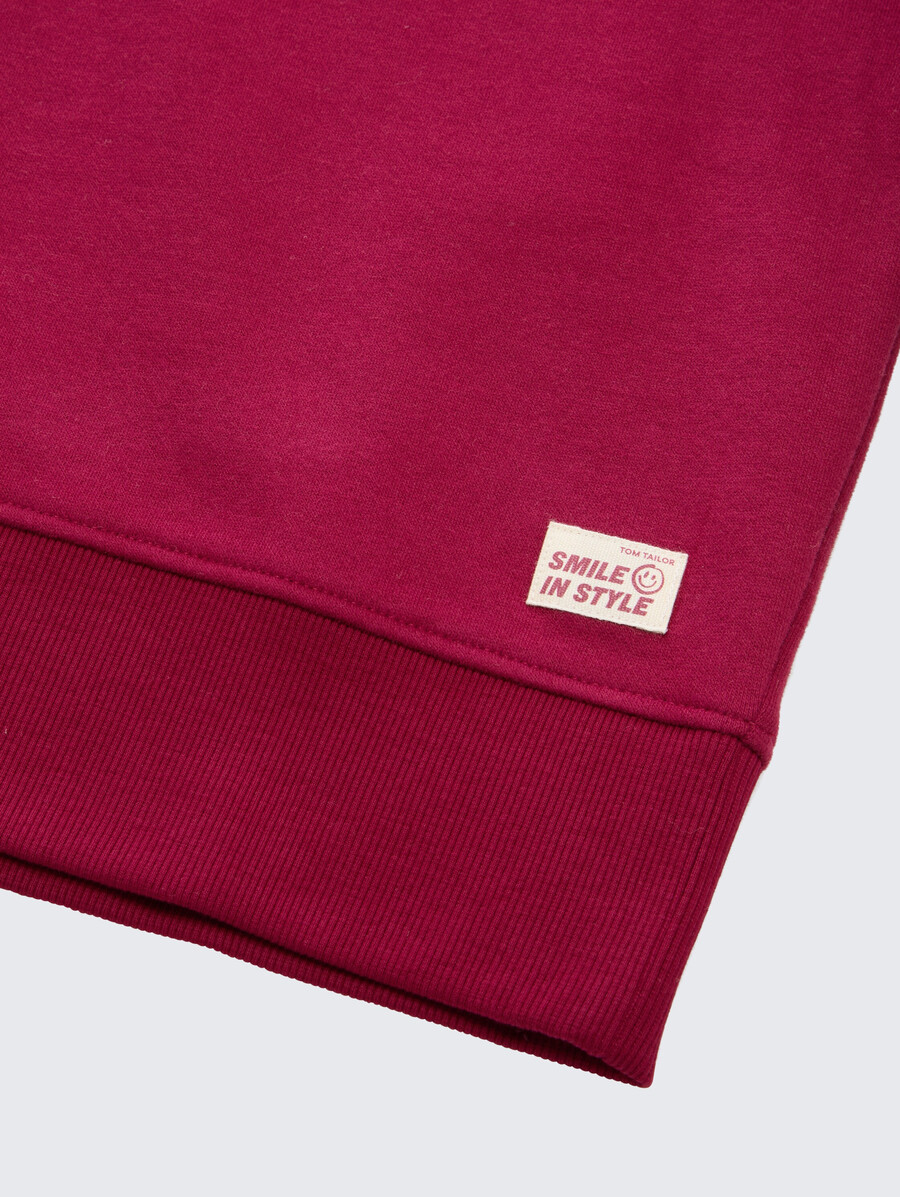 einfaches sweatshirt mit aufnäher