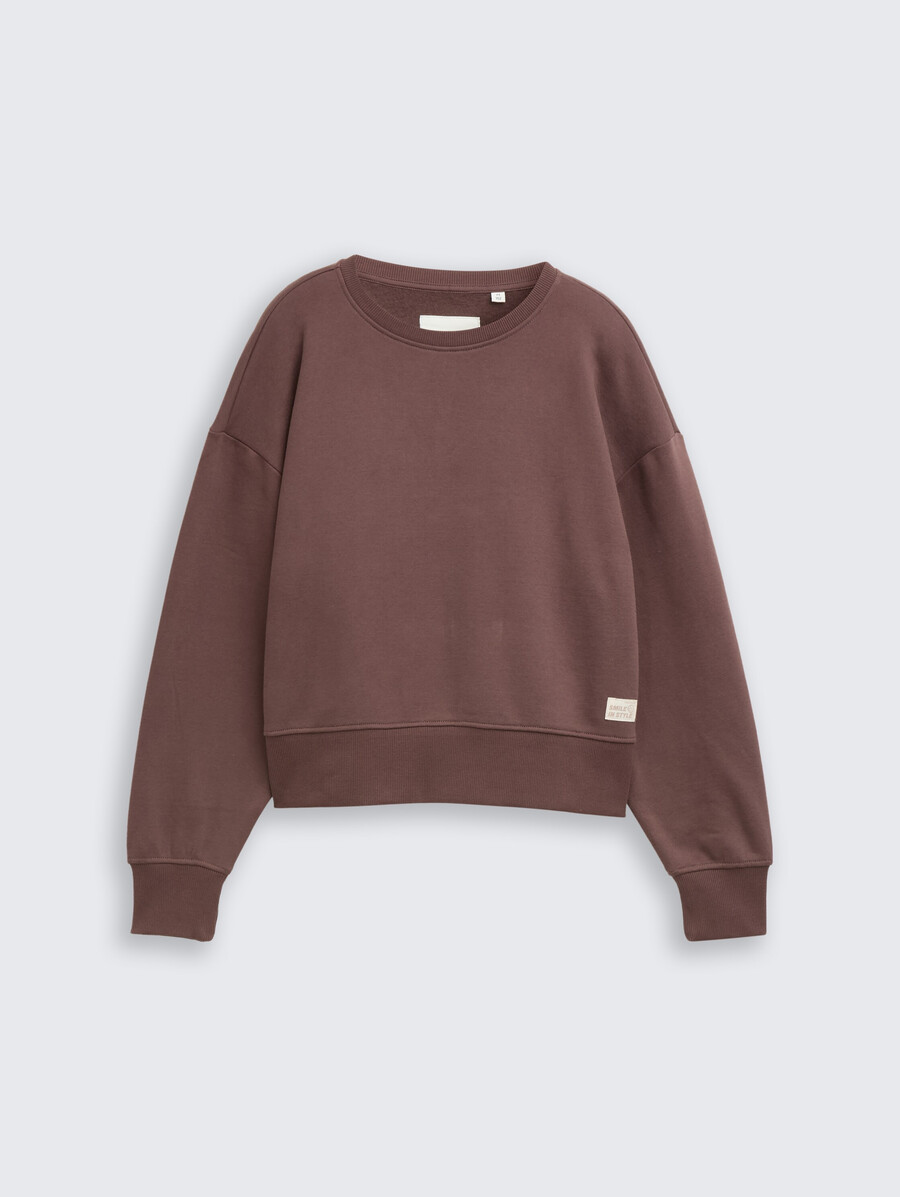 einfaches sweatshirt mit aufnäher