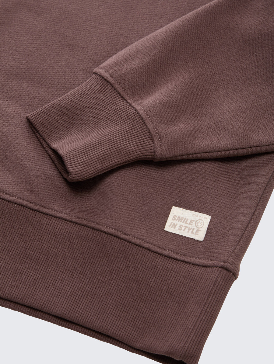 einfaches sweatshirt mit aufnäher