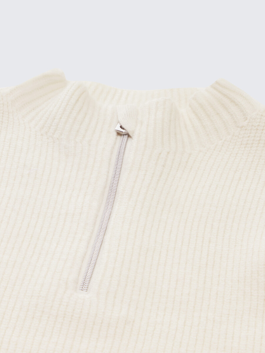 Ärmelloser pullover mit reißverschluss am kragen